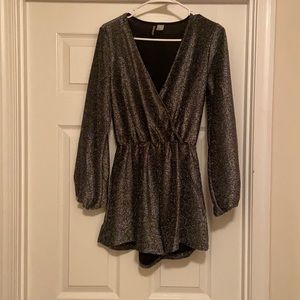 V-neck sparkly romper